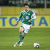 SCフライブルク（SC Freiburg）戦に出場し、ドリブルでボールを運ぶVfLボルフスブルク（VfL Wolfsburg）の長谷部誠（Makoto Hasebe、2009年12月5日撮影）。(c)AFP/DDP/RONNY HARTMANN