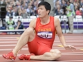 ロンドン五輪は7日、オリンピックスタジアム（Olympic Stadium）で陸上男子110メートルハードル予選が行われ、中国の劉翔（Liu Xiang）が途中棄権した。

アテネ五輪の同種目で金メダルを獲得した劉翔は1台目のハードルに左足をぶつけ、転倒した。

劉翔は4年前に母国で開催された北京五輪では予選の直前で棄権をしていた。

転倒し、足首を触る中国の劉翔（Liu Xiang、2012年8月7日撮影）。(c)AFP/ADRIAN DENNIS