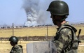 トルコ・スルチで、シリアとの国境を警備するトルコ軍兵士（2015年6月25日撮影）。(c)AFP/ILYAS AKENGIN