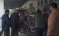 アフガニスタンの首都カブールで起きた自動車爆弾攻撃の後、市内の病院で担架で運ばれる負傷者の男性（2018年12月24日撮影）。(c)WAKIL KOHSAR / AFP