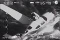 米ハワイ沖で、パラシュートを使って海上に不時着した小型機から出る操縦士。米沿岸警備隊公開の映像より（2015年1月26日提供）。(c)AFP/HANDOUT/US COAST GUARD