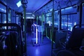 移動式の紫外線灯で車内の消毒を行う上海の市バス（2020年3月4日撮影）。(c)CNS/張亨偉
