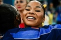パリ五輪、体操女子種目別ゆか決勝。銅メダルを獲得し、米国のシモーネ・バイルス（手前）と喜び合うジョーダン・チャイルズ選手（2024年8月5日撮影）。(c)Gabriel BOUYS / AFP