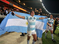 アルゼンチン国旗を広げ勝利に歓喜するアルゼンチンのオラシオ・アグジャ（%%Horacio Agulla%%）。(c)AFP/PAUL ELLIS
