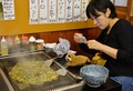 ぬいぐるみの「東京ツアー」中に料理店で、料理とぬいぐるみの写真を撮影する、旅行代理店「ウナギトラベル」の代表、東園絵（Sonoe Azuma）さん（2013年10月4日撮影）。(c)AFP/KAZUHIRO NOGI