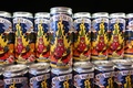 燃えるロシア大統領府（クレムリン）のイラストをあしらった缶ビール。ウクライナ西部リビウのプラウダ醸造所で（2022年12月19日撮影）。(c)YURIY DYACHYSHYN / AFP
