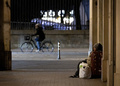 仏パリ市内の路上生活者（2024年1月8日撮影）。(c)Alain JOCARD / AFP