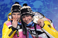 2010年%%バンクーバー冬季五輪%%スケルトン女子。メダル授与式で喜ぶ（左から）2位のケルスティン・シムコビアク（%%Kerstin Szymkowiak%%）と3位のアーニャ・フーバー（%%Anja Huber%%、左）。（2010年2月20日撮影）(c)AFP/MICHAEL KAPPELER