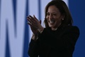 米ノースカロライナ州ローリーでの選挙集会で、演説するカマラ・ハリス副大統領（2024年10月30日撮影）。(c)Brendan SMIALOWSKI / AFP