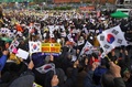 韓国ソウルのソウル駅で行われた朴槿恵（パク・クネ）大統領支持派のデモの様子（2016年11月19日撮影）。(c)AFP/JUNG Yeon-Je