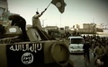 IS系のアルフルガン・メディアが2014年3月17日に公開した宣伝動画の1シーン。イラク・アンバル州でISの旗を振る戦闘員（撮影日不明）。(c)AFP