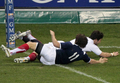 ラグビーシックスネイションズ（%%Six Nations Rugby 2010%%）第5週、フランス対イングランド。試合はフランスが12-10で勝利し、6年ぶりのグランドスラム（全勝優勝）を飾った。写真はトライを決めるイングランドのベン・フォデン（%%Ben Foden%%、右）。（2010年3月20日撮影）(c)AFP/JACQUES DEMARTHON