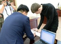 北朝鮮の最高裁判所が「敵対行為」の罪で労働教化6年の刑を言い渡した米国人のマシュー・ミラー（Matthew Miller）氏（右）。朝鮮中央通信（Korean Central News Agency、KCNA）提供（2014年9月14日撮影）。(c)AFP/KCNA VIA KNS