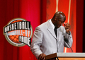 2009年のバスケットボール殿堂（%%Basketball Hall of Fame%%）入り式典が11日、マサチューセッツ（Massachusetts）州スプリングフィールド（springfield）のシンフォニーホール（Symphony Hall）で行なわれ、マイケル・ジョーダン（%%Michael Jordan%%）氏らが殿堂入りした。写真は式典で感極まるマイケル・ジョーダン氏。（2009年9月11日撮影）(c)AFP/Getty Images/Jim Rogash