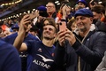 ラグビーシックスネーションズ第4節、ウェールズ対フランス。試合後にファンとのセルフィーに応じるフランスのトマ・ラモス（中央左、2024年3月10日撮影）。(c)Adrian DENNIS / AFP