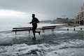 仏南西部ビアリッツで、暴風雨「アメリ」襲来の中、海岸沿いをランニングする男性（2019年11月3日撮影）。(c)Iroz Gaizka / AFP