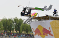 ウクライナの首都キエフ（Kiev）で2日、レッドブル（Red Bull）が主催する自作人力飛行機の大会「レッドブル・フライトデー」が実施された。大会には約35チームが参加し、思い思いに手作りしたユニークな人力飛行機で、水めがけて飛び込んだ。

写真は離陸する瞬間の飛行機（2013年6月2日撮影）。(c)AFP/SERGEI SUPINSKY