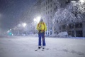 スペイン・マドリード市内で、大量の積雪の中でスキーをする男性（2021年1月9日撮影）。(c)Benjamin CREMEL  / AFP