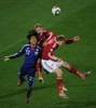 2010年サッカーW杯南アフリカ大会（%%2010 World Cup%%）1次リーグE組、デンマーク対日本。日本は3-1で勝利し、勝ち点6（2勝1敗）の同組2位で決勝トーナメントに進んだ。日本の決勝トーナメント進出は、自国開催以外のW杯では初めて。写真はデンマークのニクラス・ベントナー（%%Nicklas Bendtner%%、右）、セーレン・ラーセン（%%Soeren Larsen%%）とボールを競る日本の中澤佑二（%%Yuji Nakazawa%%、左）。（2010年6月24日撮影）(c)AFP/PEDRO UGARTE