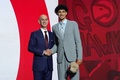 米プロバスケットボール（NBA）ドラフトでアトランタ・ホークスから全体1位指名を受け、NBAのアダム・シルバー・コミッショナー（左）と握手を交わすザカリー・リザシェ（2024年6月26日撮影）。(c)TIMOTHY A. CLARY / AFP