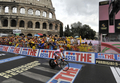 第92回ジロ・デ・イタリア（%%2009 Giro d&apos;Italia%%）第21ステージ（ローマ市街、14.4キロメートル個人タイムトライアル）。ラボバンク（%%Rabobank%%）のデニス・メンショフ（%%Denis Menchov%%、ロシア）が、首位と24秒差の19分06秒でステージを10位で終え、合計タイムを86時間03分11秒として総合優勝を果たした。写真は第21ステージに臨むデニス・メンショフ。（2009年5月31日撮影）(c)AFP/DAMIEN MEYER
