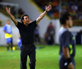 選手へ指示を出すメキシコのウーゴ・サンチェス（%%Hugo Sanchez%%）監督。(c)AFP/MARTIN BERNETTI