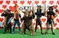 第26回東京国際映画祭（Tokyo International Film Festival）のオープニングイベントに登場した円谷プロダクションのウルトラ怪獣たち（2013年10月17日撮影）。(c)AFP/TOSHIFUMI KITAMURA