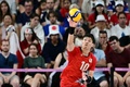 パリ五輪、バレーボール男子準々決勝、イタリア対日本。サーブを打つ高橋健太郎（2024年8月5日撮影）。(c)Miguel MEDINA / AFP