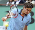 全仏オープンテニス2009（%%French Open 2009%%）男子シングルス決勝。大会第2シードのロジャー・フェデラー（%%Roger Federer%%、スイス）は、大会第23シードのロビン・ソデルリング（%%Robin Soderling%%、スウェーデン）と対戦。フェデラーは6-1、7-6、6-4で全仏初優勝を果たし、ピート・サンプラス（%%Pete Sampras%%、米国）氏の持つグランドスラム最多優勝記録（14勝）に並ぶと同時に、史上6人目の生涯グランドスラム（4大大会全制覇）を達成した。写真はバックハンドでリターンショットを返すロジャー・フェデラー。（2009年6月7日撮影）(c)AFP/BERTRAND GUAY