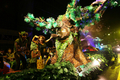 2007年12月15日、コスタリカの首都サンホセ（San Jose）で開催された「ライト・フェスティバル（Light Festival）」のパレードで、熱帯林を表現した山車の上でパフォーマンスを披露する人々。(c)AFP/Yuri CORTEZ
