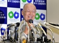 ノーベル医学生理学賞の受賞が決まったことを受けて東京都内の北里大学で記者会見する大村智・北里大特別栄誉教授（2015年10月5日撮影）。(c)AFP/Yoshikazu TSUNO