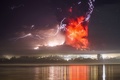 チリ南部プエルトバラスから撮影した、噴煙と溶岩を吐くカルブコ火山（2015年4月23日撮影）。(c)AFP/DAVID CORTES SEREY/AGENCIA UNO