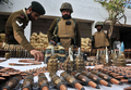 パキスタン軍が、同国のBaraで報道陣に公開した武装勢力た持っていたとみられる武器弾薬類（2009年12月12日撮影）。(c)AFP/A MAJEED