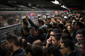 ブラジル・サンパウロ（Sao Paulo）の地下鉄セ（Se）駅、夕方のラッシュアワーは東京も顔負けの大混雑だ（2012年6月6日撮影）。(c)AFP/Yasuyoshi Chiba