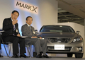 トヨタ自動車（Toyota Motor）は19日、フルモデルチェンジした高級セダン｢マークX｣（排気量2500cc、3500cc）を発売開始した。写真は都内で開かれた記者発表会で｢マークX｣を披露する豊田章男（Akio Toyoda）社長（左）と内山田竹志（Takeshi Uchiyamada）副社長（2009年10月19日撮影）。(c)AFP/TOSHIFUMI KITAMURA