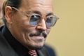 米バージニア州フェアファックス郡の裁判所に出廷した米俳優ジョニー・デップさん（2022年5月3日撮影）。(c)Jim WATSON / various sources / AFP