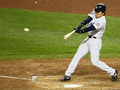 09MLBワールドシリーズ（7回戦制）、ニューヨーク・ヤンキース（%%New York Yankees%%）対フィラデルフィア・フィリーズ（%%Philadelphia Phillies%%）第6戦。試合はヤンキースが7-3で勝利し、9年ぶり27度目のワールドシリーズ制覇を果たした。写真は3回に2点適時打を放つヤンキースの松井秀喜（%%Hideki Matsui%%）。（2009年11月4日撮影）(c)AFP/Getty Images/Chris McGrath