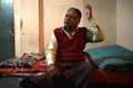 インド北部の町メーラトの自宅で、AFPの取材に応じる死刑執行人のパワン・クマールさん（2020年1月23日撮影）。(c)Prakash SINGH / AFP