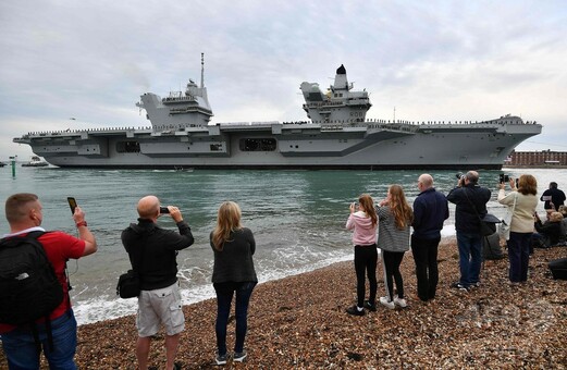 英国の新空母クイーン・エリザベス、ポーツマスの母港に初入港 写真12