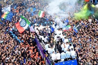王者インテルが優勝パレード サポーターと盛大にV祝う 写真15枚 国際