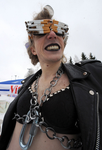 今季終了を祝うおもしろスキー大会、ベラルーシ