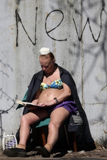 ロシア北部にも春の陽気、日光浴楽しむ姿も