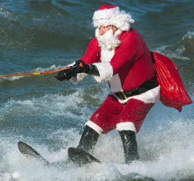 サンタにトナカイ、グリンチらが水上スキー