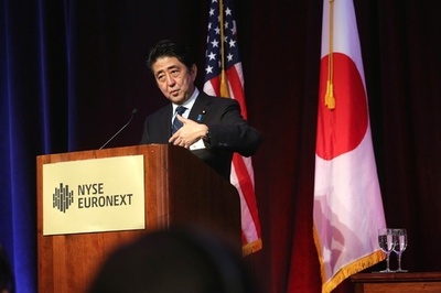 「Buy my Abenomics!」は犯罪者のせりふから？官房長官が擁護