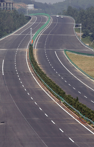 中国の高速道路で56台絡む多重事故、17人死亡 新華社報道