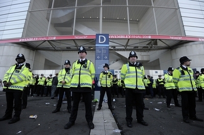 ウェールズサポーターが暴行され死亡、イングランド戦の会場外で