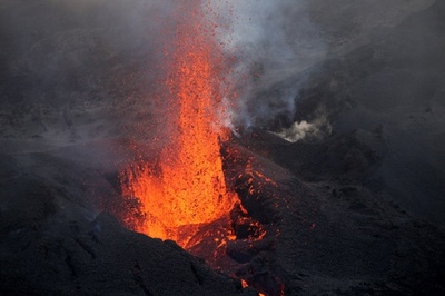 フルネーズ火山から噴き出す溶岩、仏レユニオン島