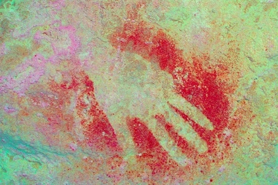 洞窟に残された先史時代の「手形」、その謎に迫る スペイン