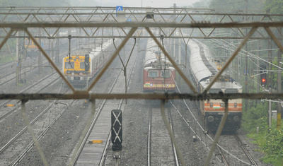 自撮りに夢中の若者3人、列車にはねられ死亡 インド北部