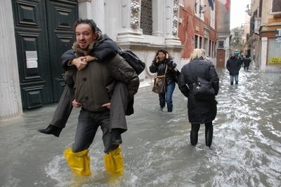水没した水の都、長靴無料貸し出しの「特典」で観光客にアピール